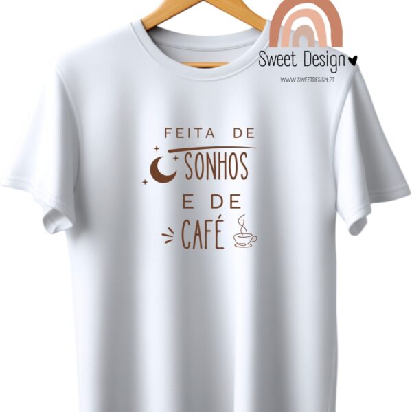 T-Shirt - Feita de sonhos e de café