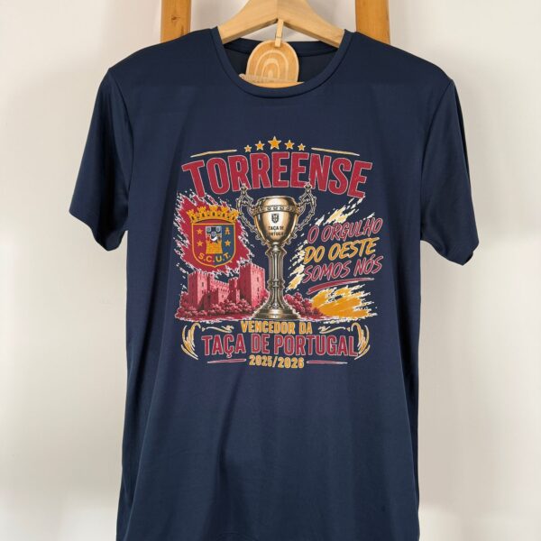T-Shirt - Torreense, Vencedor da Taça de Portugal 2025/2026 - O orgulho do Oeste somos nós (t-shirt azul escura)