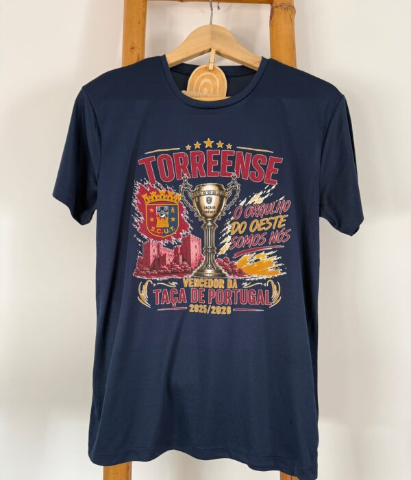 T-Shirt - Torreense, Vencedor da Taça de Portugal 2025/2026 - O orgulho do Oeste somos nós (t-shirt azul escura)