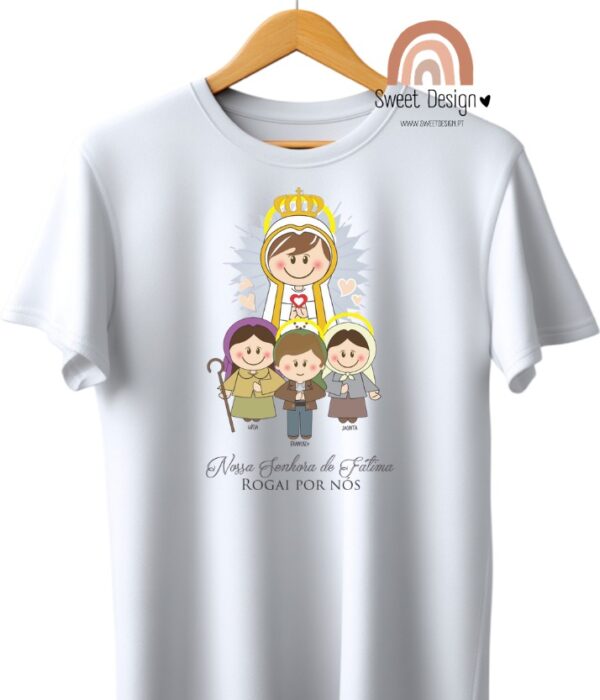 T-Shirt - Nossa Senhora de Fátima, Rogai por Nós (com os 3 pastorinhos)