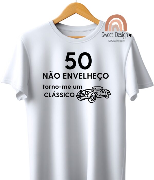 T-Shirt – 50 (idade) NÃO ENVELHEÇO, torno-me um CLÁSSICO