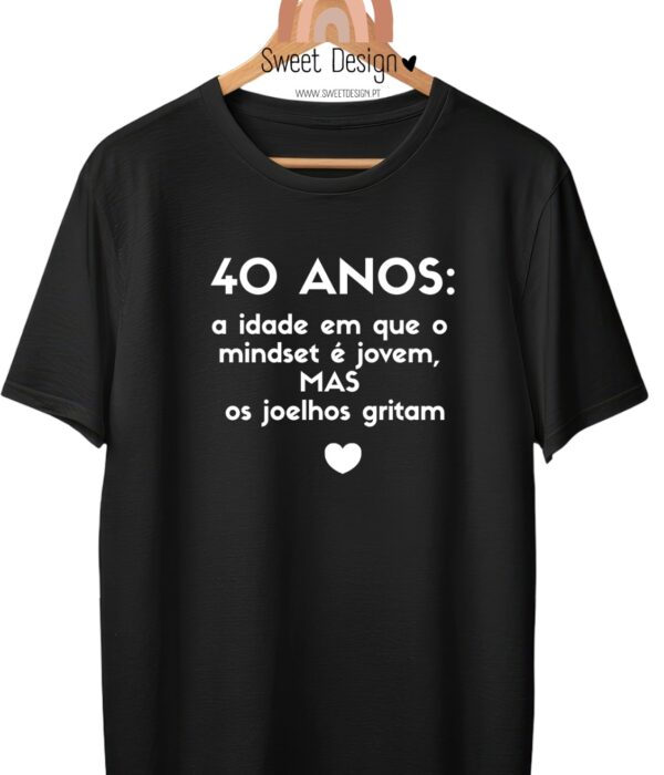 T-Shirt – 40 anos (idade) a idade em que o mindset é jovem, MAS os joelhos gritam