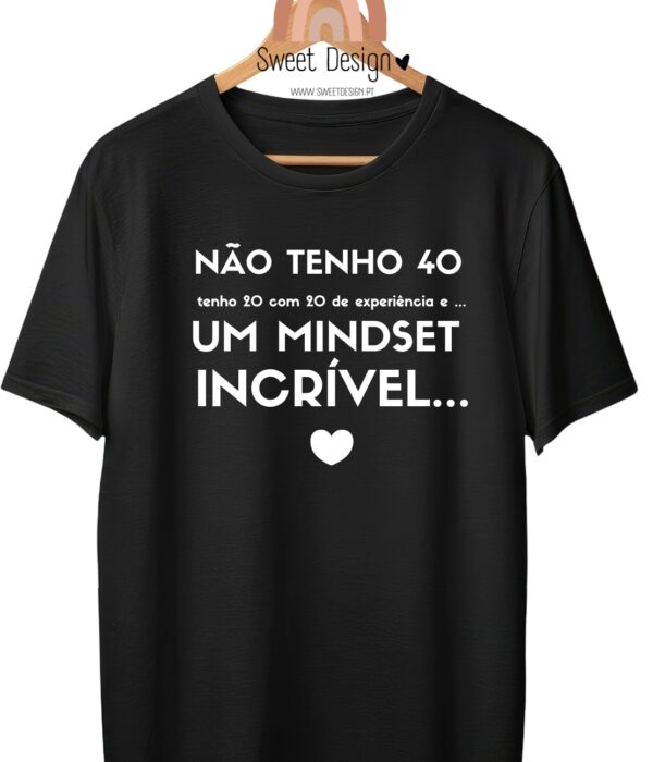 T-Shirt – Não tenho 40 (idade), tenho 20 com 20 de experiência e...UM MINDSET INCRÍVEL