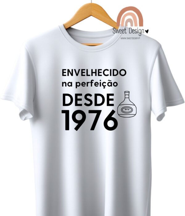 T-Shirt – ENVELHECIDO na Perfeição desde 1976 (ano)