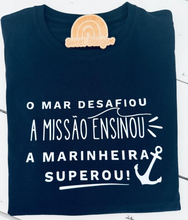 T-Shirt - O Mar desafiou, a Missão ensinou, a Marinheira superou