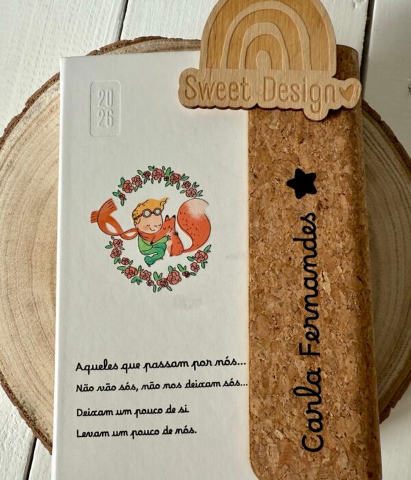 Agenda personalizada com capa em PU e aba em cortiça - Aqueles que passam por nós não vão sós, Deixam um pouco de si e levam um pouco de nós - O Principezinho (com nome)