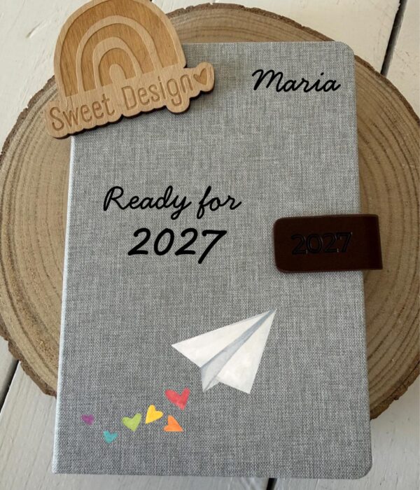 Agenda em tecido – Ready for 2027 – com nome (fecho da agenda magnético com ano gravado)