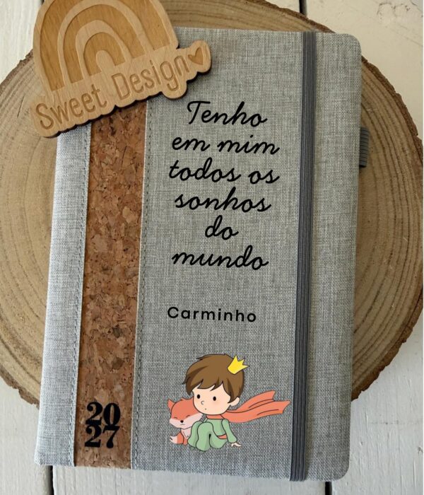 Agenda personalizada com capa em tecido e faixa em cortiça - Tenho em mim todos os sonhos do Mundo com imagem do Principezinho e nome