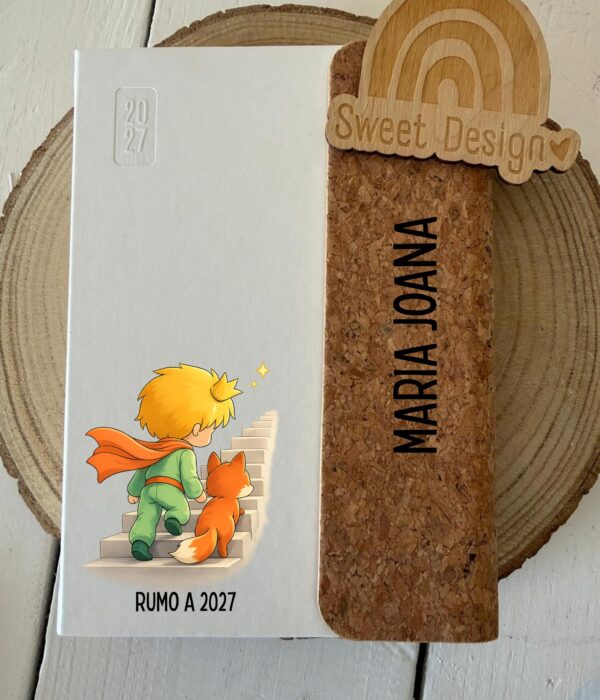 Agenda com aba em cortiça - Rumo a 2027 com imagem do principezinho e nome